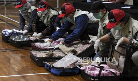 Penyidik KPK menunjukan barang bukti uang tunai saat konferensi pers terkait Operasi Tangkap Tangan (OTT) tindak pidana korupsi pada program bantuan sosial di Kementerian Sosial untuk penanganan COVID-19 di Gedung KPK, Jakarta, Ahad (6/12/2020) dini hari. Dalam operasi tangkap tangan itu KPK menetapkan lima tersangka yakni Menteri Sosial Juliari P Batubara, pejabat pembuat komitmen di Kemensos Matheus Joko Santoso dan Adi Wahyono dan pihak swasta Ardian IM dan Harry Sidabuke  serta mengamankan uang dengan jumlah Rp14,5 miliar. ANTARA FOTO/Hafidz Mubarak A/rwa.