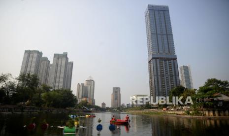 Petugas Suku Dinas Sumber Daya Air (SDA) Jakarta Pusat menyiram tanaman yang berada di Pot Apung atau Floating Forest di Waduk Melati, Jakarta, Jumat (6/10/2023). Penghijauan waduk dengan sistem pot apung tersebut diharapakan mampu mengurangi polusi sekaligus diharapkan menjadi daya tarik sendiri bagi waduk melati. Sistem pot apung ini diterapkan sejak satu minggu lalu dengan memanfaatkan pipa paralon dan drum bekas.