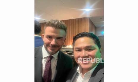 Menteri BUMN Erick Thohir bersama legenda sepak bola Inggris David Beckham saat menyaksikan langsung laga semifinal antara Argentina melawan Kroasia di Lusail Iconic Stadium, Qatar, Selasa (13/12/2022). 