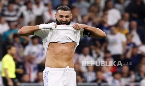  Reaksi Karim Benzema dari Real Madrid selama pertandingan sepak bola LaLiga Spanyol antara Real Madrid dan CA Osasuna di Madrid, Spanyol,  Senin (3/10) dini hari WIB.