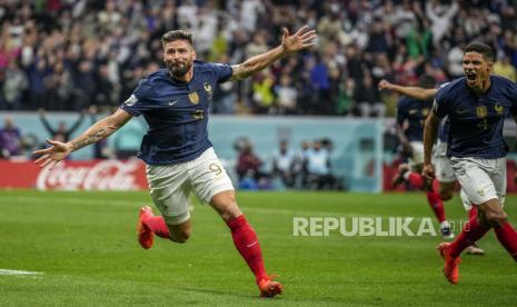 Olivier Giroud dari Prancis merayakan setelah mencetak gol kedua timnya selama pertandingan sepak bola perempat final Piala Dunia antara Inggris dan Prancis, di Stadion Al Bayt di Al Khor, Qatar, Sabtu, 10 Desember 2022.