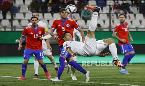 Luis Suarez dari Uruguay mencetak gol selama pertandingan sepak bola kualifikasi Amerika Selatan untuk Piala Dunia Qatar 2022 antara Chili dan Uruguay, di stadion San Carlos de Apoquindo di Santiago, Chili, 29 Maret 2022.