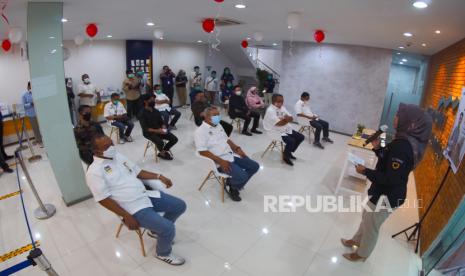 Suasana peresmian Mandiri UKM Center Jl Otista, Bandung, Jumat (14/8). Bank Mandiri mengembangkan UKM Center yang mengintegrasikan layanan perbankan bagi UKM, seperti produk dana, pembiayaan dan konsultasi serta pemasaran. Hingga Juli 2020, Bank Mandiri telah menyalurkan kredit segmen UKM sebesar Rp50,3 triliun, dengan jumlah penerima sebesar 21.895 debitur