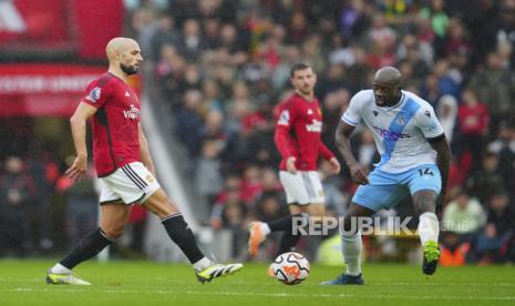 Pemain Manchester United Sofyan Amrabat (kiri) berlaga saat melawan Crystal Palace di ajang Liga Primer Inggris, Sabtu (30/9/2023). 