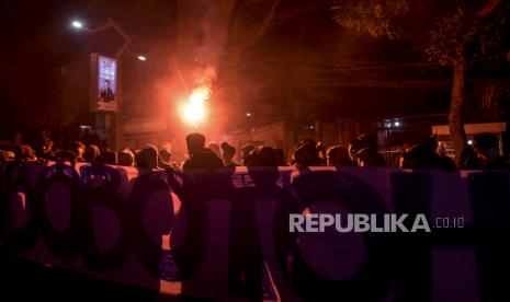 Sejumlah suporter Persib Bandung atau bobotoh melakukan aksi solidaritas bela sungkawa di depan Graha Persib, Jalan Sulanjana, Kota Bandung, Ahad (19/6/2022). Area Gelora Bandung Lautan Api dipasang garis polisi usai insiden suporter meninggal.