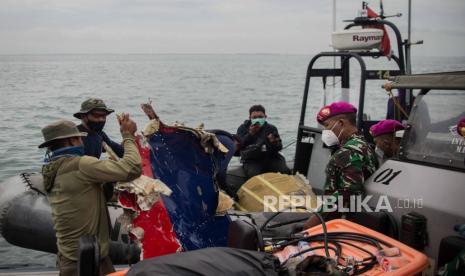 Prajurit TNI AL bersama Komandan Korps Marinir Mayjen TNI Suhartono (kanan) memperlihatkan puing-puing pesawat Sriwijaya Air SJ182 di Kepulauan Seribu, Jakarta, Ahad (10/1). Tim Gabungan TNI  tersebut berhasil menemukan sejumlah serpihan Pesawat Sriwijaya Air SJ 182 yang hilang kontak pada Sabtu (9/1) sekitar pukul 14.40 WIB dan rencana akan diserahkan dan dikumpulkan di Pelabuhan JICT Jakarta Utara. Republika/Thoudy Badai