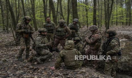 Anggota Garda Nasional Ukraina dari Brigade Bureviy mengikuti latihan militer di wilayah Kiev, Kamis (27/4/2023). 