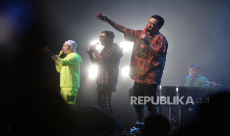 Grup Musik Kahitna tampil dalam ajang BNI Java Jazz Festival 2022 di JIExpo Kemayoran, Jakarta, Ahad (29/5/2022). Dalam gelaran BNI Java Jazz Festival 2022, Kahitna tampil dengan formasi lengkap di antaranya Hedi Yunus, Carlo Saba, Mario Ginanjar, dan Yovie Widianto. Mereka membawakan sejumlah lagu populer seperti Tak Akan Terganti, Cerita Cinta dan Andai Dia Tahu. 