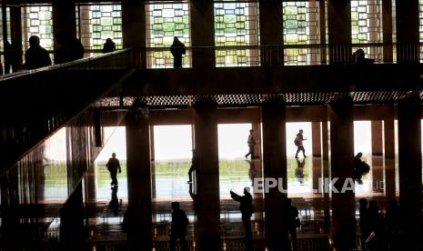 Jamaah beraktivitas usai melaksanakan ibadah shalat Jumat di Masjid Istiqlal, Jakarta, Jumat (11/2/2022). Komisi Dakwah MUI Gerakan Satu Masjid Satu Konten oleh Remaja di Masjid