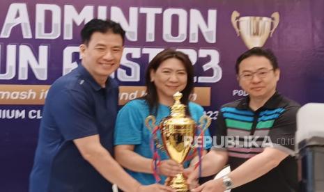 Legenda bulu tangkis Indonesia Susi Susanti (tengah) dan Alan Budikusuma (kiri) dalam Badminton Fun Fest 2023, di Badminton Court Premium Club House Bukit Podomoro Jakarta, Sabtu (25/11/2023). 