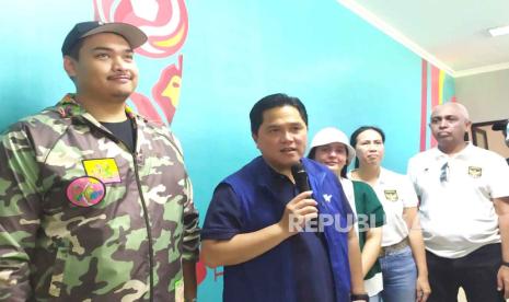 Ketua Umum Persatuan Sepakbola Seluruh Indonesia (PSSI) Erick Thohir memberikan keterangan pers seusai meninjau kesiapan Stadion Gelora Bung Tomo (GBT) Surabaya pada Ahad (29/10/2023). Stadion GBT Surabaya telah resmi ditunjuk FIFA menjadi tempat pembukaan Piala Dunia U-17 pada 10 November 2023.