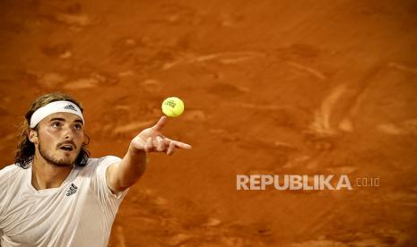  Stefanos Tsitsipas dari Yunani melakukan servis saat pertandingan perempat final melawan Daniil Medvedev dari Rusia di turnamen tenis Prancis Terbuka di Roland Garros di Paris, Prancis, 08 Juni 2021.