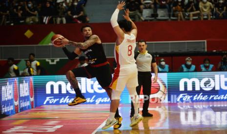 Pebasket timnas Indonesia Brandon Jawato saat melawan Cina dalam babak playoffs Fiba Asia Cup 2022 di Istora Senayan, Jakarta, Senin (18/7/2022). Pada pertandingan itu Indonesia kalah dengan skor 58-108.