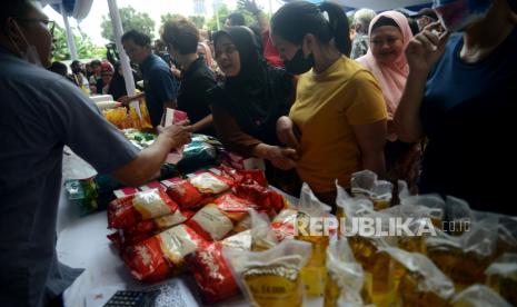 Warga berbelanja sembako dalam acara bazar Ramadhan dan pangan murah di Rusun KS Tubun, Jakarta, Kamis (6/4/2023). Dewan Pimpinan Pusat Ikatan Pedagang Pasar Indonesia (DPP Ikappi) menilai, beberapa harga komoditas kini sudah menurun setelah sebelumnya melonjak relatif tinggi.