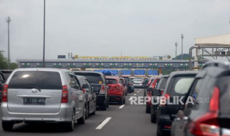 Sejumlah kendaraan pemudik terjebak kemacetan ketika hendak memasuki Gerbang Tol Cikampek Utama, Purwakarta, Jawa Barat, Sabtu (30/4/2022). Korps Lalu Lintas (Korlantas) Polri kembali melakukan rekayasa lalu lintas skema one way atau satu arah untuk memperlancar arus mudik mulai mulai dari KM 47 tol Cikampek sampai KM 414 tol Kalikangkung. Rencananya skema satu arah tersebut kembali diberlakukan mulai Sabtu (30/4/2022) pukul 23.00 WIB.