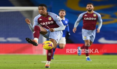 Ezri Konsa Ngoyo dari Aston Villa beraksi selama pertandingan sepak bola Liga Utama Inggris antara Brighton Hove Albion dan Aston Villa di Brighton, Inggris, 13 Februari 2021.