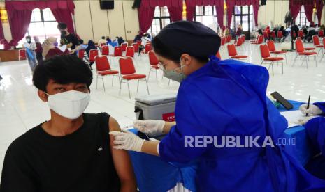 Kegiatan vaksinasi Covid-19 saat Gebyar Vaksin Covid-19 usia 12 tahun ke atas bersama UPT Puskesmas Pasirkaliki dan Kelurahan Pajajaran di Graha Bhayangkara, Jalan Cicendo, Kota Bandung, Selasa (14/9). Kegiatan tersebut digelar guna percepatan terbentuknya herd immunity atau kekebalan kelompok khususnya bagi remaja yang saat ini sudah mulai mengikuti pembelajaran tatap muka (PTM).