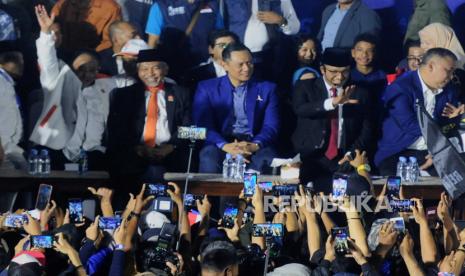 Bakal calon presiden (capres) dari Koalisi Perubahan untuk Persatuan (KPP) Anies Baswedan (kedua kanan) bersama Ketua Umum Partai Demokrat Agus Harimurti Yudhoyono (tengah), Presiden PKS Ahmad Syaikhu (kedua kiri), dan Wakil Ketua Umum Partai Nasdem Ahmad Ali (kanan) melambaikan tangan kepada relawan saat kegiatan di Tenis Indoor Senayan, Jakarta, Ahad (7/5/2023). 