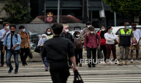 Pekerja saat jam pulang kerja di kawasan Sudirman, Jakarta, Kamis (2/3/2023). Lima Tips Seimbangkan Kesibukan Harian dengan Ibadah Ramadhan