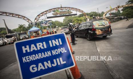 Petugas Dishub DKI Jakarta mengatur arus lalu lintas di depan pintu masuk Taman Margasatwa Ragunan, Jakarta, Sabtu (23/10/2021). Dinas Perhubungan DKI Jakarta menerapkan kebijakan pelat nomor polisi ganjil genap pada kendaraan roda empat di tempat wisata edukasi Taman Margasatwa Ragunan yang berlaku mulai 22 Oktober 2021 saat penerapan Pemberlakuan Pembatasan Kegiatan Masyarakat (PPKM) level dua di Ibu Kota. 