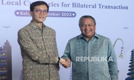 Bank Indonesia (BI) Governor Perry Warjiyo (right) and Bank of Korea (BOK) Governor Rhee Chang (left) agreed to expand Local Currency Transaction (LCT) processing on the sidelines of a high-level meeting between BI and BOK at Hotel Apurva Kempinski, Nusa Dua, Bali on Sunday (10/11/2023).