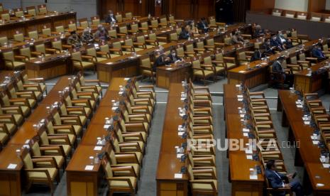 Rapat paripurna anggota dewan (ilus). Sejumlah kalangan meminta penyelenggara kebijakan agar dalam menyusun rancangan peraturan daerah (ranperda) harus melibatkan partisipasi publik. Adapun tujuannya agar aturan itu bisa diterima oleh banyak kalangan, apalagi jika aturan yang dibuat terkait dengan ekonomi banyak orang.