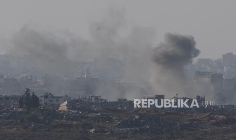 Asap mengepul di Jalur Gaza utara, terlihat dari perbatasan Israel, 19 Desember 2023. 