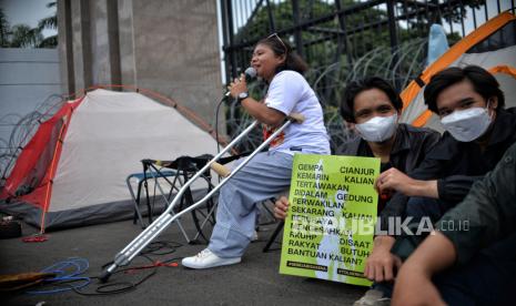 Massa yang tergabung dalam Aliansi Nasional Reformasi KUHP melakukan aksi berkemah di depan Gedung DPR RI, Jakarta, Selasa (6/12/2022). Dalam aksinya, mereka menolak pengesahan Rancangan Kitab Undang-Undang Hukum Pidana (RKUHP) yang baru disahkan DPR RI, karena dinilai proses pembentukannya tidak partisipatif dan transparan serta memiliki pasal-pasal yang bermasalah yang berpotensi mengancam hak-hak masyarakat. Republika/Thoudy Badai