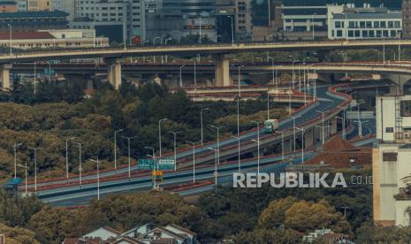 Sebuah truk naik di jalan raya yang sepi, di tengah penguncian penuh Covid-19 kota di Shanghai, Cina, 27 April 2022.