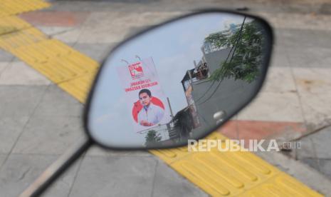 Refleksi baliho bergambar putra Presiden Joko Widodo, Kaesang Pangarep di Jalan Margonda Raya, Kota Depok, Jawa Barat, Selasa (23/5/2023). Baliho yang dipasang oleh Partai Solidaritas Indonesia (PSI) Kota Depok itu untuk memperkenalkan sosok Kaesang kepada warga yang nantinya akan diusung oleh partai tersebut pada Pilkada 2024.