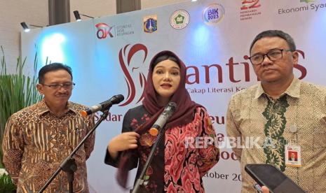 Kepala Departemen Literasi, Inklusi Keuangan, dan Komunikasi OJK Aman Santosa (kiri), Kepala Eksekutif Pengawas Perilaku Pelaku Usaha Jasa Keuangan, Edukasi, dan Perlindungan Konsumen OJK, Friderica Widyasari Dewi (tengah), dan Kepala Grup Literasi dan Inklusi Keuangan Syariah OJK M Ismail Riyadi (kanan) saat sesi doorstop di Hotel Haris Vertu Jakarta, Selasa (10/10/2023). 