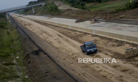 Pekerja menyelesaikan proyek pembangunan Tol Serang-Panimbang di Rangkasbitung, Kabupaten Lebak, Banten, Kamis (5/11/2020). 