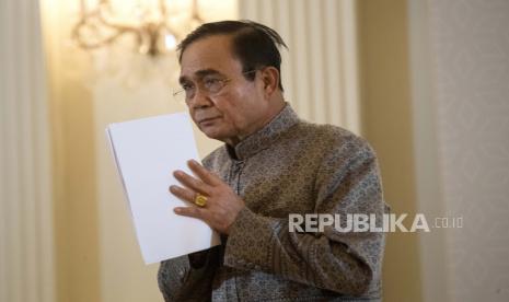 Perdana Menteri Thailand Prayuth Chan-ocha menyapa usai konferensi pers di Government house di Bangkok, Thailand, Selasa, 1 September 2020. 