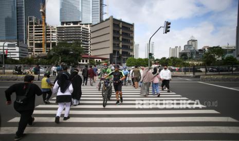 Warga berolahraga di Jalan Jenderal Sudirman, Jakarta, Ahad(13/3/2022). Juru Bicara Pemerintah untuk Penanganan COVID-19, Reisa Broto Asmoro mengungkapkan peralihan pandemi menuju endemi tidak bisa lepas dari dua hal, yaitu jumlah kasus harian dan angka kematian yang rendah, serta tingkat keterisian rumah sakit. 