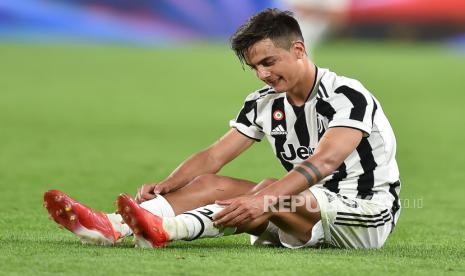 Striker Juventus Paolo Dybala bereaksi selama pertandingan sepak bola Serie A Italia antara Juventus FC dan AC Milan di Turin, Italia, 19 September 2021. Kedua tim bermain imbang 1-1.