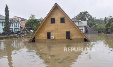 Banjir merendam kawasan Pondok Pesantren Miftahul Huda, Kecamatan Manonjaya, Kabupaten Tasikmalaya, Jawa Barat, Jumat (7/7/2023). Hujan yang mengguyur di wilayah Kabupaten Tasikmalaya menyebabkan Sungai Cimulu meluap dan merendam fasilitas Ponpes Miftahul Huda. 