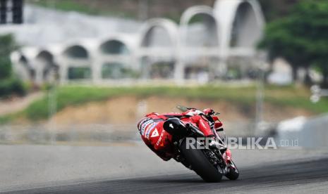 Pembalap Ducati Lenovo Team Jack Miller memacu kecepatan sepeda motornya pada hari terakhir tes pramusim MotoGP 2022 di Pertamina Mandalika International Street Circuit, Lombok Tengah, NTB, Ahad (13/2/2022). 