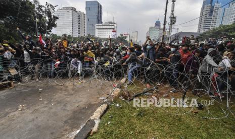 [Dokumentasi] Aksi tolak UU Cipta Kerja di dekat Patung Kuda, Jakarta.