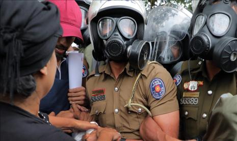 Ribuan pengunjuk rasa menentang perintah polisi, dan tetap menjalankan aksinya untuk memprotes keputusan pemerintah menunda pemilu lokal tanpa batas waktu yang telah dijadwalkan pada 9 Maret. 