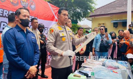 Polresta Bogor Kota menampilkan dua dari tiga pelaku dari aksi pembacokan pelajar SMK di Kota Bogor, Selasa (14/3/2023). Salah seorang di antaranya yang merupakan pelaku utama masih diburu polisi.