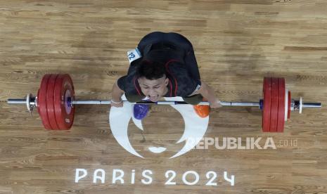 Lifter Indonesia Rizki Juniansyah melakukan angkatan saat bertanding di cabang angkat besi kelas 73 kg putra Olimpiade Paris 2024 di South Paris Arena, Paris, Prancis, Kamis (8/8/2024). Rizki meraih medali emas setelah berhasil meraih total angkatan 354 kilogram sehingga menduduki peringkat pertama dari 12 lifter yang turut serta dalam nomor tersebut.