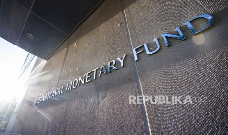 Logo Dana Moneter Internasional (IMF) di luar kantor pusatnya di Washington, DC, AS, 14 Oktober 2020 lalu. Dana Moneter Internasional (IMF) mengatakan fragmentasi ekonomi global setelah peningkatan integrasi selama bertahun-tahun dapat mengurangi keluaran (output) ekonomi dunia sampai tujuh persen. 