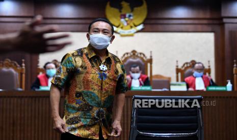 Saksi selaku terpidana kasus cessie Bank Bali Djoko Tjandra  meninggalkan ruangan saat sidang kasus dugaan suap dan gratifikasi pengurusan fatwa Mahkamah Agung (MA) Djoko Tjandra dengan terdakwa Pinangki Sirna Malasari di Pengadilan Tipikor, Jakarta, Senin (9/11/2020). Dalam sidang tersebut Jaksa Penuntut Umum menghadirkan 2 orang saksi yakni terpidana kasus cessie Bank Bali Djoko Tjandra dan pengusaha Rahmat.