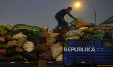 Seorang pria mengatur karung sayuran di atas truk (ilustrasi). Pengendalian inflasi pangan bulan Juli 2023 akan terus difokuskan pada upaya memperkuat konektivitas pangan antardaerah. 