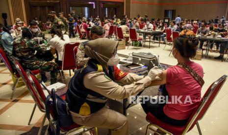 Vaksinator menyuntikkan vaksin Covid-19 ke warga kelompok umur lanjut usia (lansia) dan pra lansia di Sudirman Grand Ballroom, Jalan Jenderal Sudirman, Kota Bandung, Kamis (10/6). Dalam kegiatan Serbuan Vaksinasi Massal Covid-19 TNI Polri di Jawa Barat tersebut menyediakan sebanyak 40 ribu dosis vaksin Covid-19 yang ditujukan bagi warga kelompok umur lanjut usia (lansia) dan pra lansia. Foto: Republika/Abdan Syakura