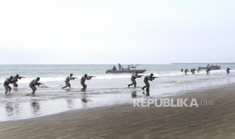 foto selebaran yang disediakan oleh Kantor Angkatan Darat Iran menunjukkan pasukan Angkatan Darat Iran selama latihan militer di pantai Makran, Teluk Oman, dekat Selat Hormuz, selatan Iran. China menyebut latihan bersama Rusia dan Iran ini untuk tingkakan kempuan militer 