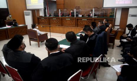 Suasana sidang kasus unlawfull killling atau pembunuhan Laskar Front Pembela Islam (FPI) dengan Terdakwa yaitu Briptu Fikri Ramadhan di Pengadilan Negeri Jakarta Selatan, Senin (18/10). PN Jaksel mengelar sidang perdana kasus unlawfull killling atau pembunuhan Laskar FPI dengan terdakwa Ipda M Yusmin Ohorella dan Briptu Fikri Ramadhan dengan agenda pembacaan dakwaan.Prayogi/Republika