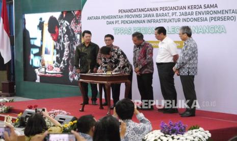 Menteri Koordinator Bidang Kemaritiman dan Investasi (Menko Marves) Republik Indonesia, Jenderal TNI (Purn) Luhut Binsar Pandjaitan, bersama Pj Gubernur Jawa Barat Bey Machmudin menyaksikan penandatanganan kerjasama antara Pemerintah Provinsi Jawa Barat, PT Jabar Environmetal Solition, dan PT Penjaminan Infrastruktur Indonesia (Persero), di Gedung Sate, Kota Bandung, Jumat (28/6/2024). Dengan kerjasama dan komitmen dari semua pihak, TPPAS Legok Nangka diharapkan  menjadi solusi yang efektif dan berkelanjutan untuk mengatasi permasalahan sampah di Jawa Barat.