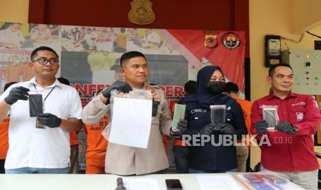 Kapolres Sukabumi AKBP Maruly Pardede didampingi Kasat Reskrim AKP Dian Purnomo beserta Kanit PPA Iptu Bayu Sunarti dan Kasi Humas Polres Sukabumi meberikan keterangan pers.