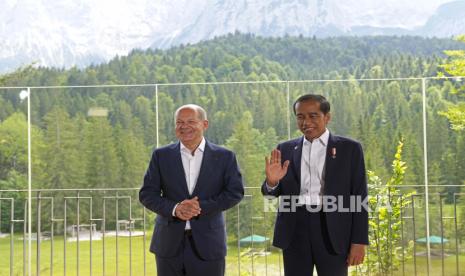  Kanselir Jerman Olaf Scholz, kiri, menyapa Presiden Indonesia Joko Widodo saat pertemuan di sela-sela KTT G7 di Castle Elmau di Kruen, dekat Garmisch-Partenkirchen, Jerman, pada Senin, 27 Juni 2022. Kelompok Tujuh kekuatan ekonomi terkemuka bertemu di Jerman untuk pertemuan tahunan mereka Minggu sampai Selasa.